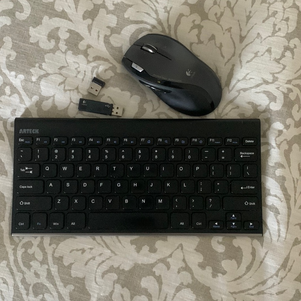 Wireless keyboard and mouse. Compatible with any laptop make and model.